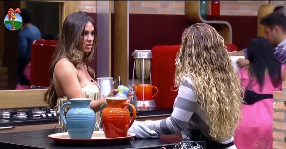 Após a votação, Viviane Araújo (de costas) tira satisfações com Nicole Bahls e as duas discutem (20/8/12)