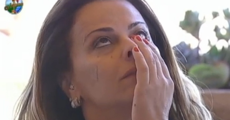 Viviane Araújo enxuga lágrimas do rosto (20/8/12)
