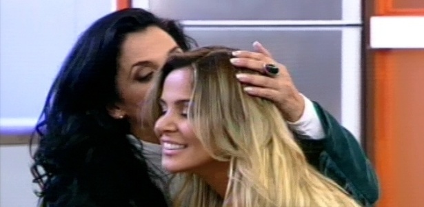 Robertha Portella recebe o carinho da mãe em programa de TV (24/8/12)