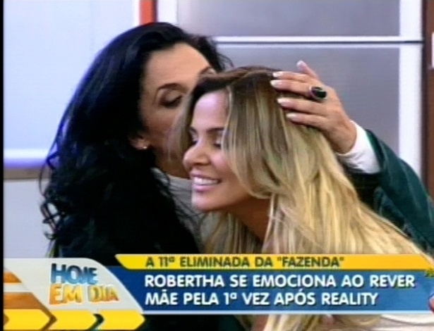 Robertha Portella recebe o carinho da mãe em programa de TV (24/8/12)