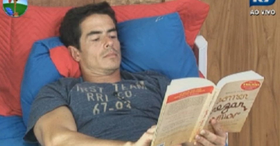 Felipe Folgosi se concentra na leitura de um livro (26/8/12)