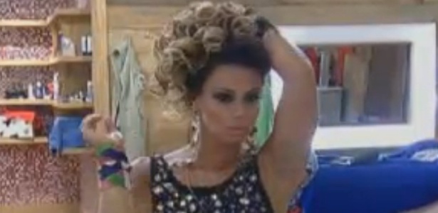 Com vestido de pedras, Viviane Araújo se olha no espelho antes da festa com todos eliminados (27/8/12)