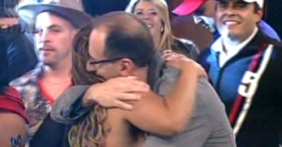 Britto Jr. parabeniza Viviane Araújo, vencedora da quinta edição do reality show "A Fazenda" (29/8/12)