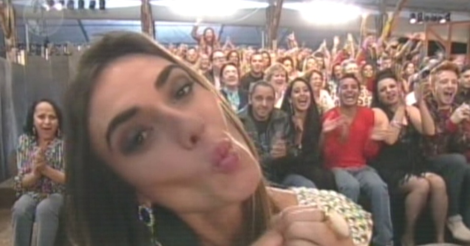 Nicole Bahls manda beijo para espectadores de "A Fazenda 5" (29/8/12)