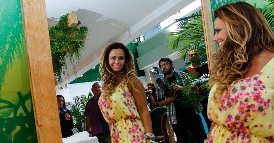 Viviane Araújo experimenta roupas de loja em São Paulo, um dia após vencer o reality "A Fazenda 5" (30/8/13)