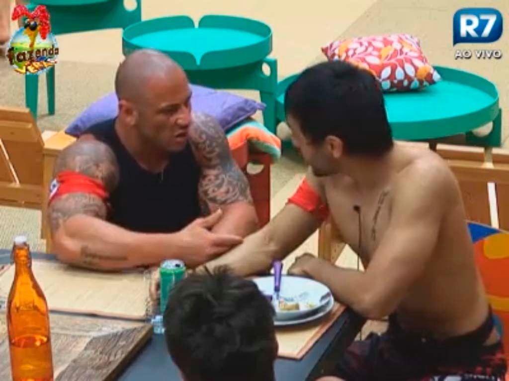 Rodrigo e Halan conversam sobre a discussão