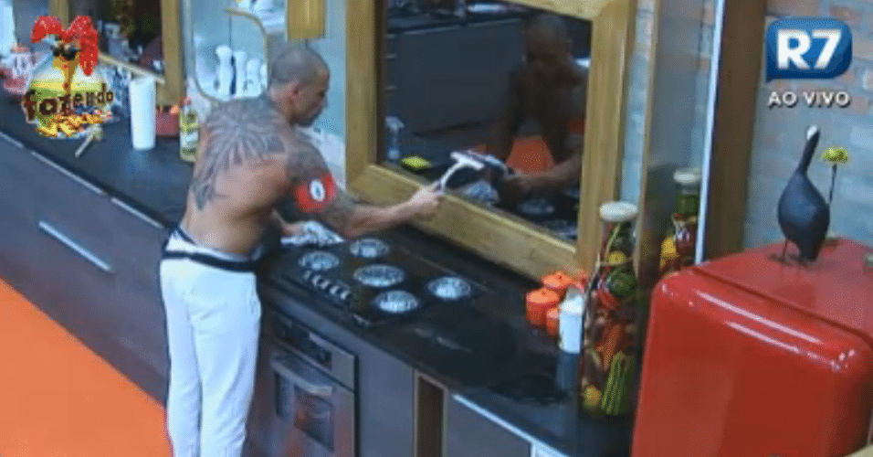 Rodrigo Simões capricha na limpeza da cozinha