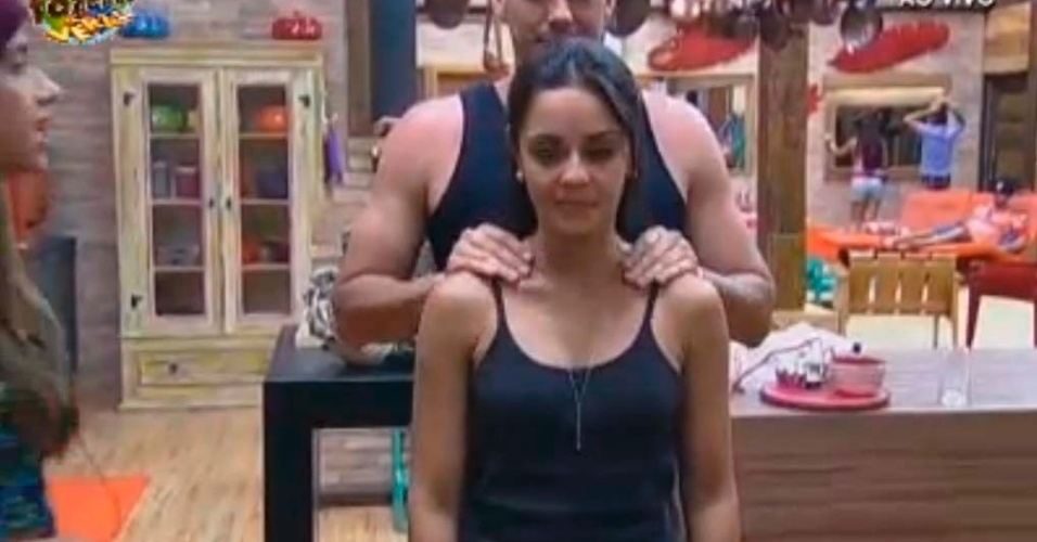 Rodrigo faz massagem em Flavia