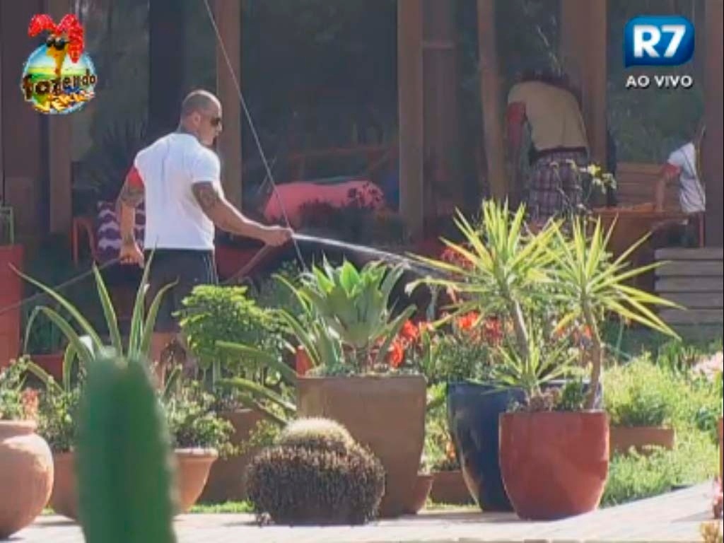 Rodrigo trabalha no jardim