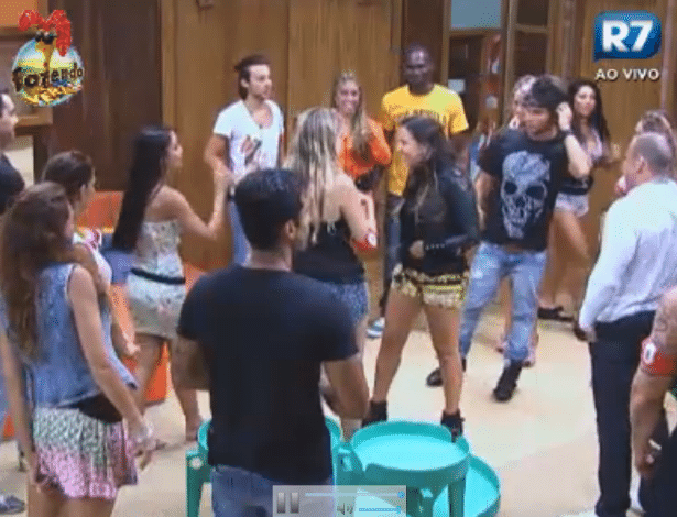 Angelis e Raphael chegam na casa da Sede e fazem festa