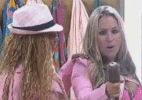 Vestidas de rosa, Karine e Ísis divertem o pessoal cantando - Reprodução/Record