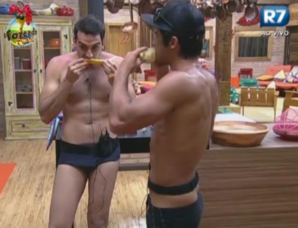 Rodrigo Carril e Victor Hugo comem frutas na cozinha