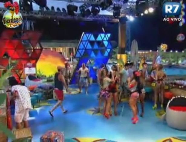 Peões se divertem no início da primeira festa do reality show