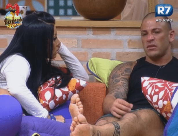 Rodrigo Simões chora durante conversa com Natalia