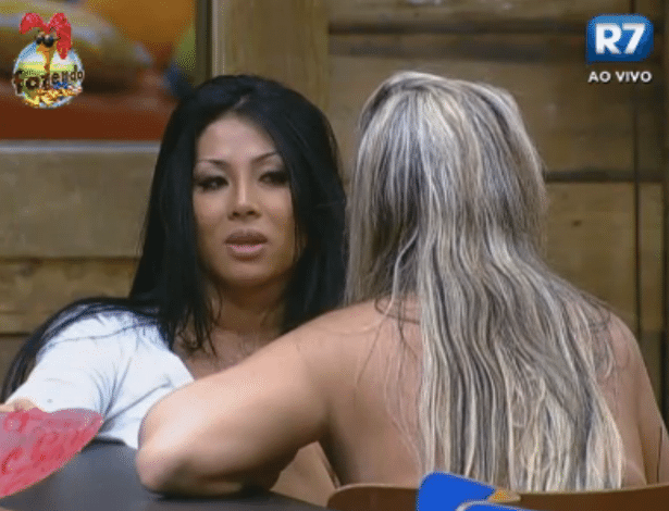 Natalia e Ísis tentam entender o casal Thyago e Flavia