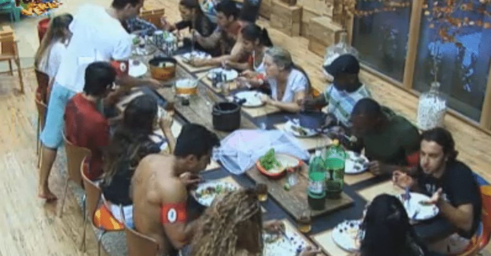 Peões almoçam primeira refeição preparada pela nova equipe Formiga