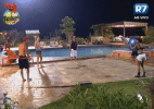 À beira da piscina, peões brincam com bola na "Fazenda de Verão" - Reprodução/Record