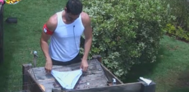 Rodrigo Carril lava cuecas no tanque