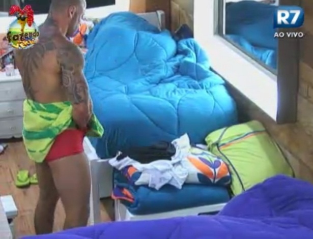 Rodrigo Simões usa toalha para trocar de roupa
