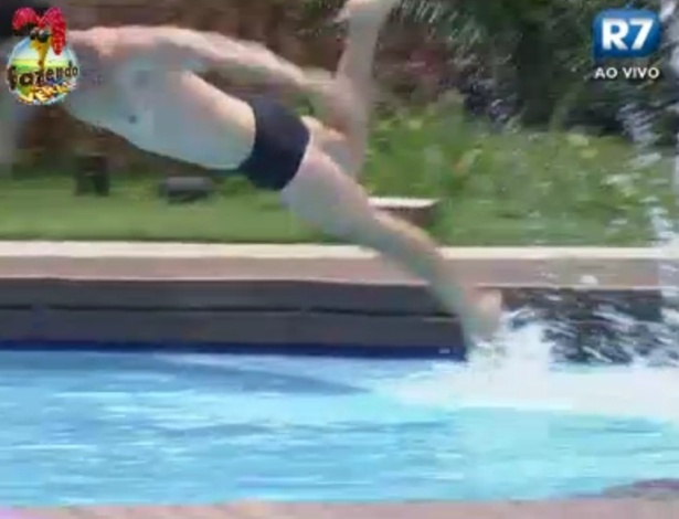 Thyago salta na piscina