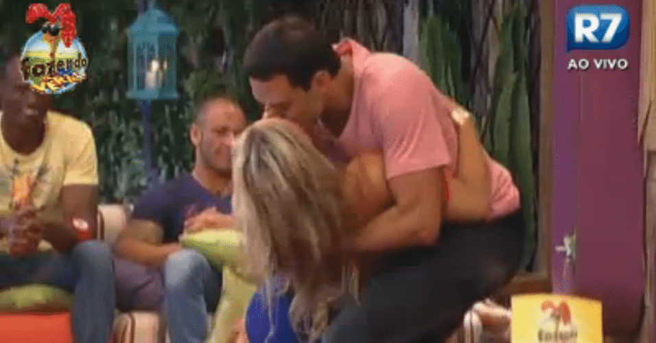 Rodrigo Carril beija Ísis na brincadeira