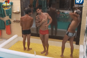 Victor, Thyago e Haysam tomam banho após piscina