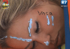 Karine escreve no rosto de Ísis dormindo - Reprodução/Record