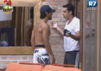 Halan e Rodrigo Carril brigam na sala; transmissão não exibe ao vivo - Reprodução/Record