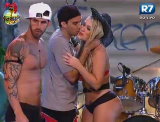 Rodrigo Carril beija Isis no rosto durante festa 