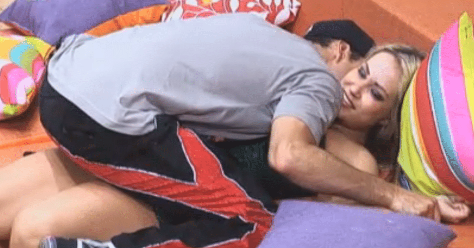 Rodrigo Carril beija o pescoço de Ísis
