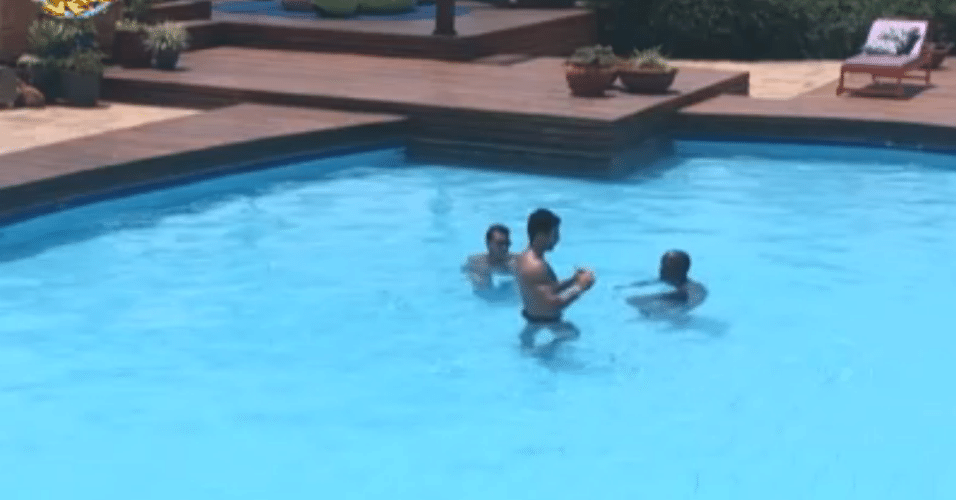 Dan, Rodrigo e Raphael, membros da nova equipe Formiga, curtem piscina