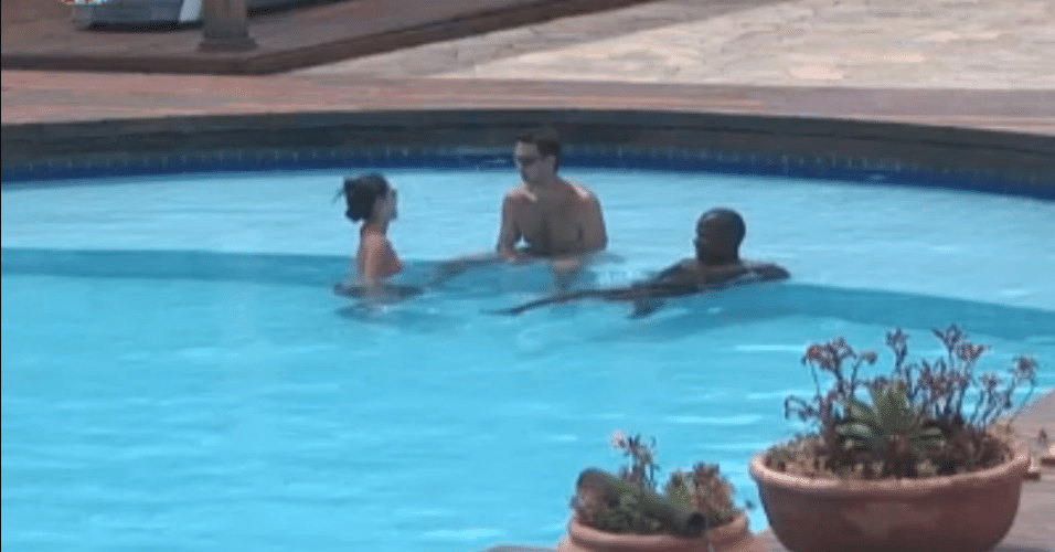 Flávia, Rodrigo Carril e Raphael curtem piscina