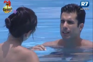 Dan e Flavia conversam na piscina