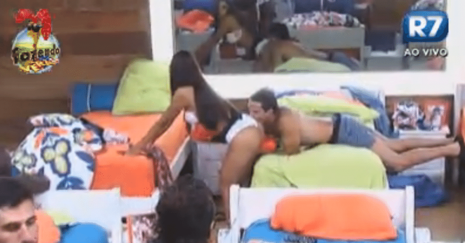 Após a festa, Rodrigo Carril beija a bunda de Nuelle no quarto