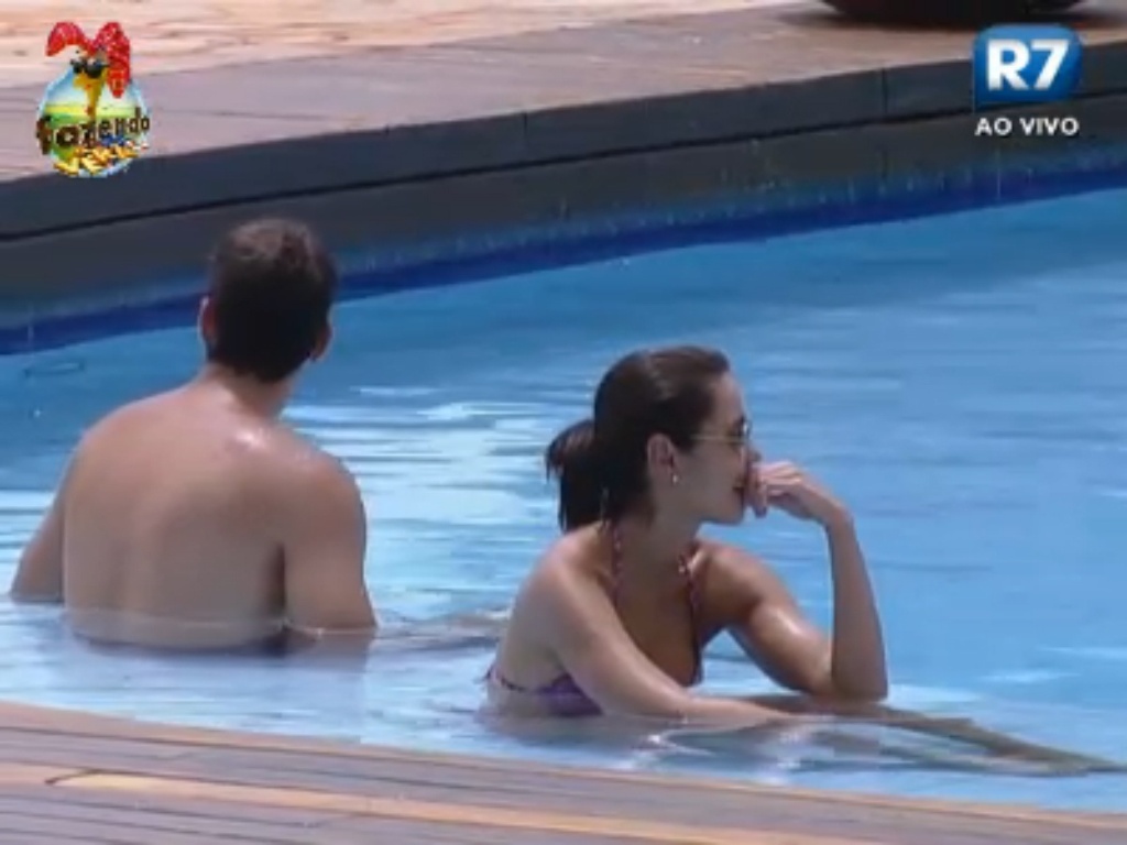 Flavia e Carril se refrescam na piscina da 