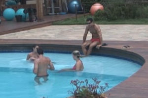 Peões na piscina comentam sobre o beijo