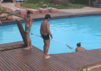 Peões resgatam sapo morto de dentro da piscina - Reprodução/Record