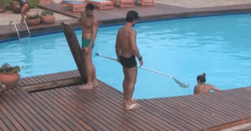 Peões encontram sapo morto dentro da piscina