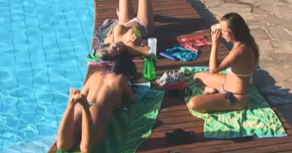 Angelis, Natalia e Ísis tomam sol à beira da piscina