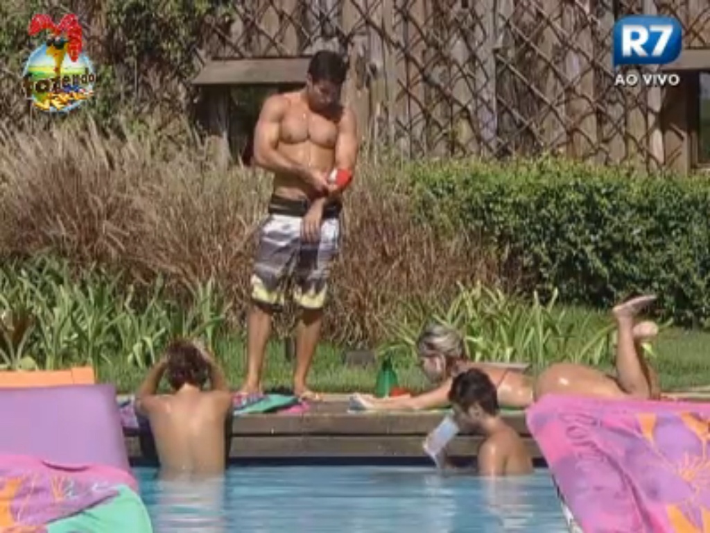 Dan conversa com Ísis, Haysam e Victor na beira da piscina