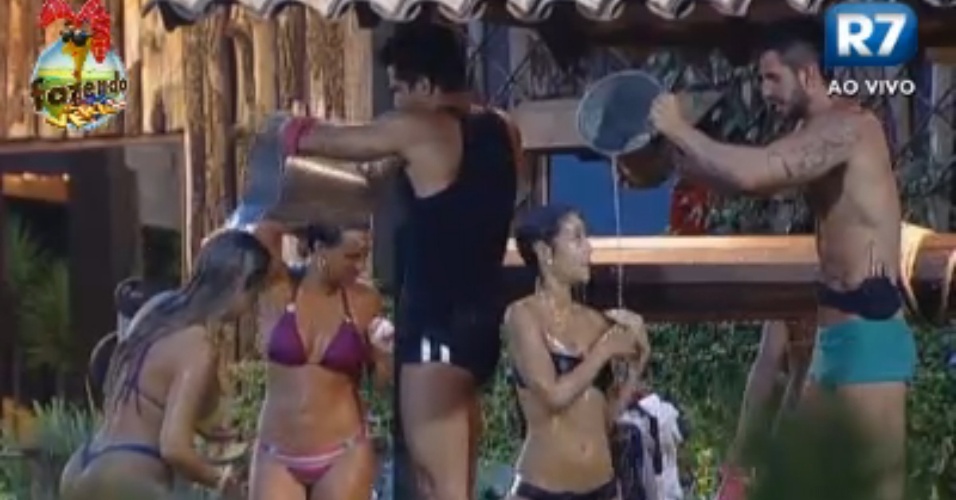 Flávia, Angelis e Ísis tomam banho com água do poço com ajuda de Dan e Thyago