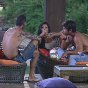 Thyago, Natalia e Victor conversam perto da piscina na madrugada desta terça-feira (11)