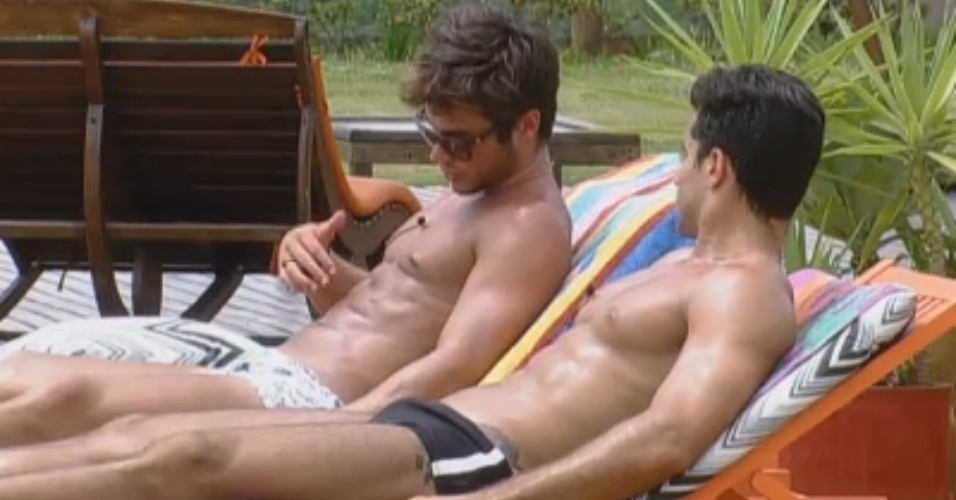 Victor e Dan aproveitam dia nublado para tomar banho de sol