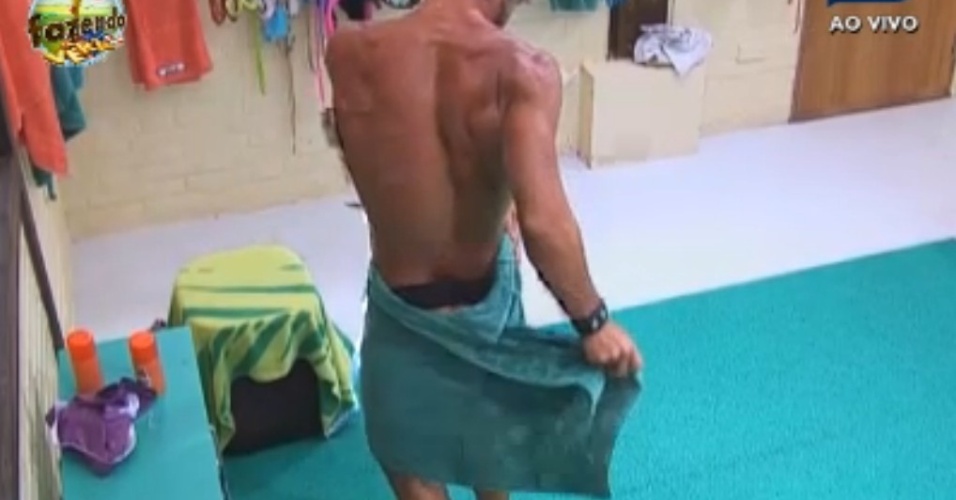 Victor quase deixa escapar toalha ao vestir sunga de Haysam