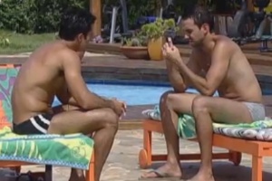 Dan e Carril conversam à beira da piscina