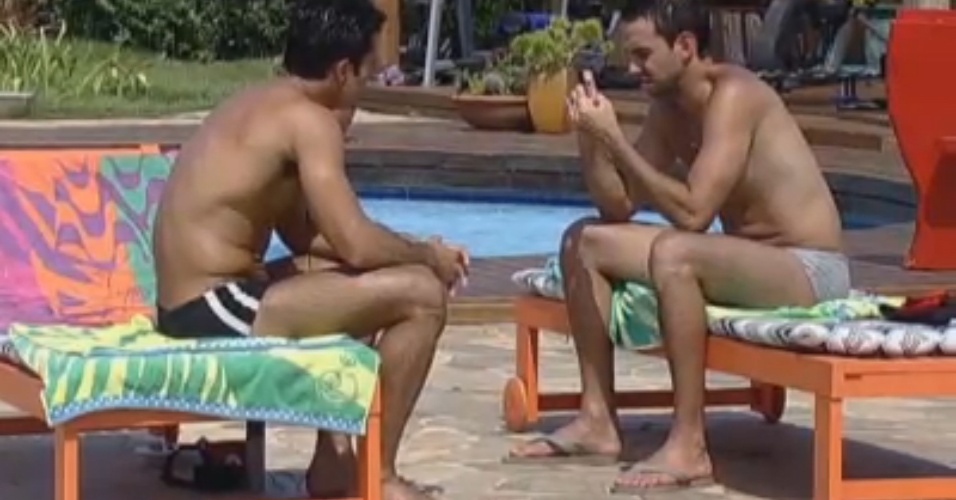 Dan e Carril conversam à beira da piscina