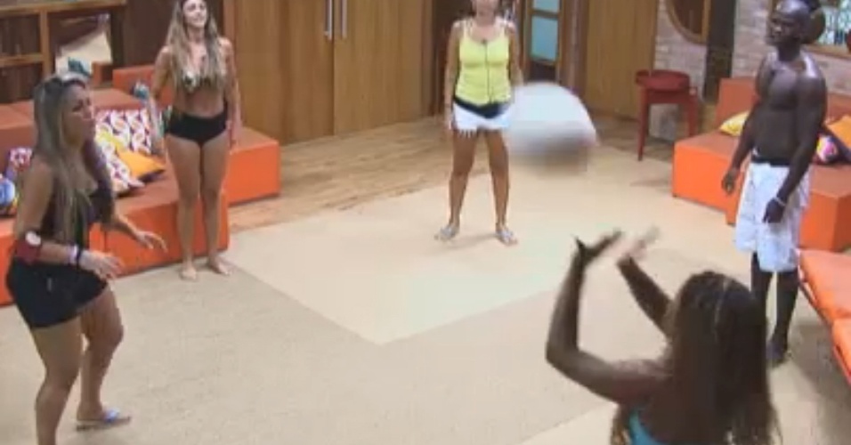 Peões jogam vôlei com bola improvisada