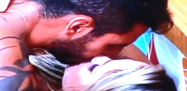 Thyago e Ísis trocam beijos no reality show