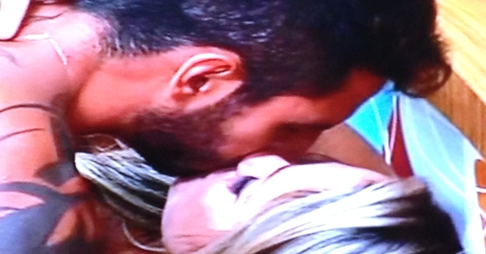Thyago e Ísis trocam beijos no reality show