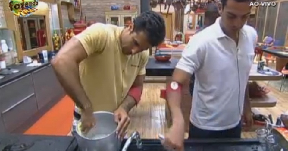 Rodrigo Carril e Dan Wainer lavam a louça